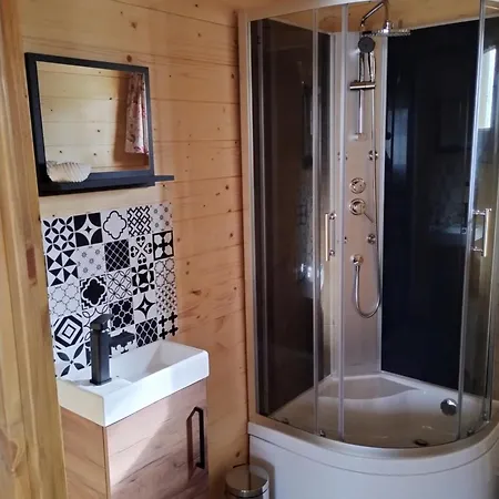 Sasinowe Nad Jeziorem Lodge *