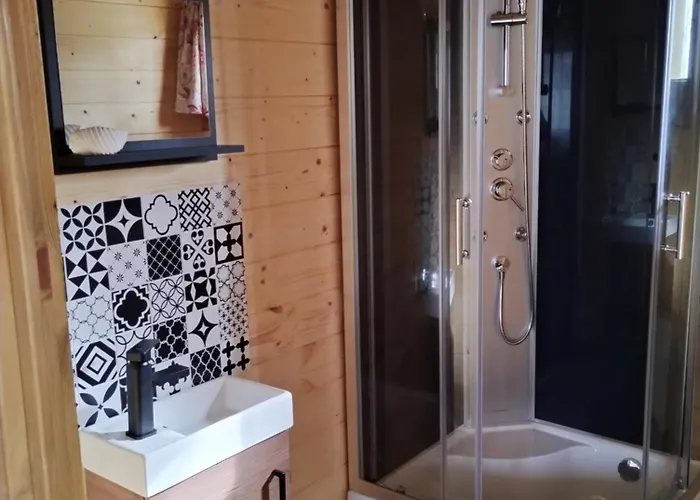 Sasinowe Nad Jeziorem Lodge *